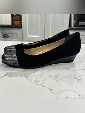 Trotters Langley Black Suede Pewter Cap Toe Wedge Pump Shoes Womens Size 7.5
